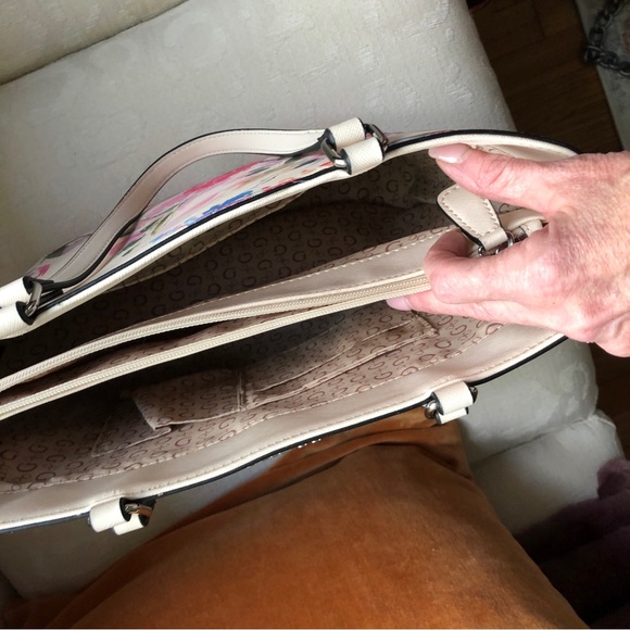 Guess cream floral tote - Picture 5 of 7